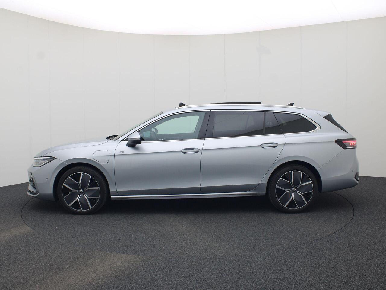 Volkswagen PASSAT Variant 1.5 eHybrid 204pk R-Line Edition Panoramadak · Harman & Kardon · Trekhaak · Head-up display