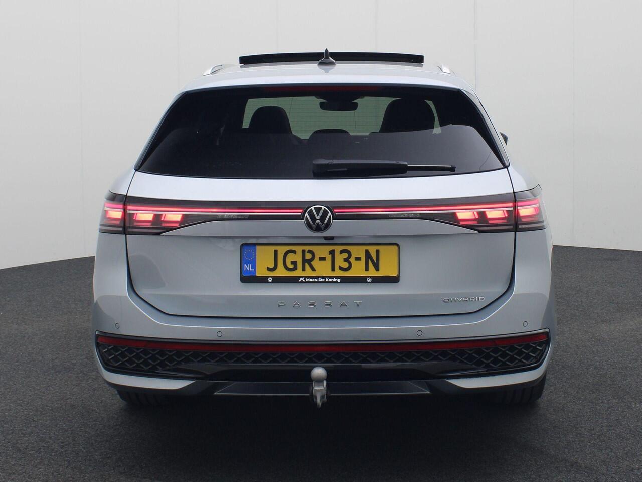 Volkswagen PASSAT Variant 1.5 eHybrid 204pk R-Line Edition Panoramadak · Harman & Kardon · Trekhaak · Head-up display