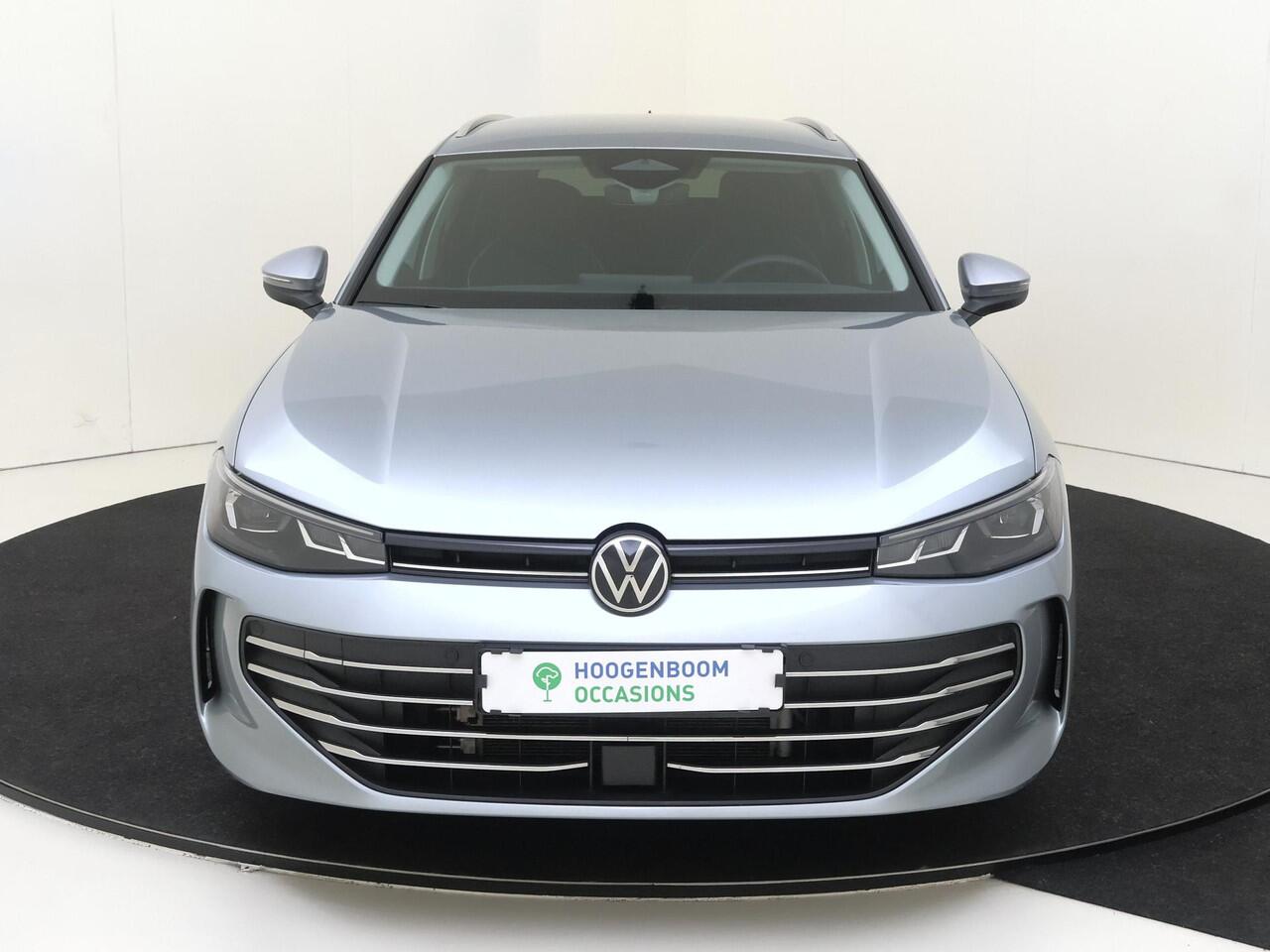 Volkswagen PASSAT Variant 1.5 eHybrid Business | Trekhaak | Adaptieve demping systeem | 3-zone airco | Head-up display | Achteruitrijcamera | Dodehoek detectie | Adaptieve cruise control | Stoel- en stuurwielverwarming |