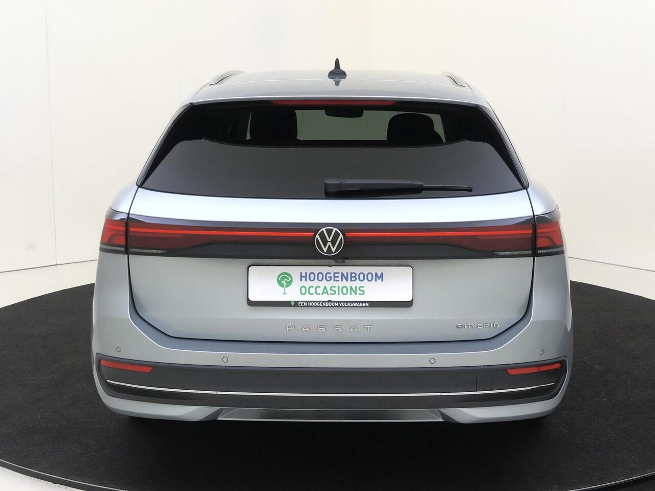 Volkswagen PASSAT Variant 1.5 eHybrid Business | Trekhaak | Adaptieve demping systeem | 3-zone airco | Head-up display | Achteruitrijcamera | Dodehoek detectie | Adaptieve cruise control | Stoel- en stuurwielverwarming |
