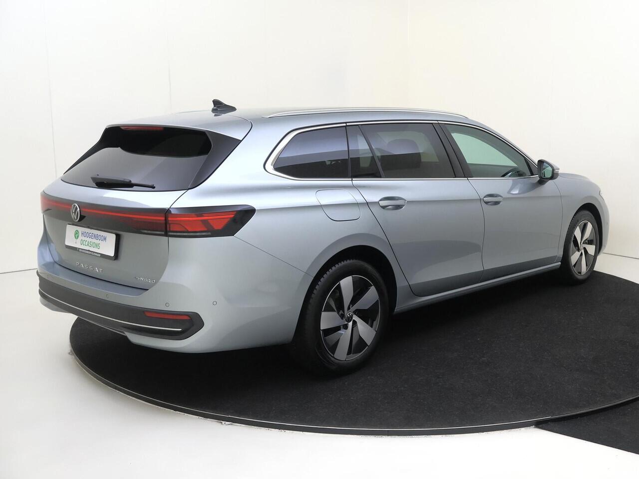 Volkswagen PASSAT Variant 1.5 eHybrid Business | Trekhaak | Adaptieve demping systeem | 3-zone airco | Head-up display | Achteruitrijcamera | Dodehoek detectie | Adaptieve cruise control | Stoel- en stuurwielverwarming |