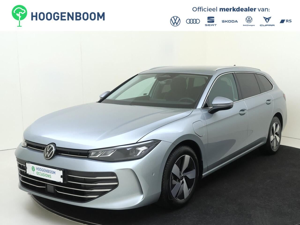 Volkswagen PASSAT Variant 1.5 eHybrid Business | SoH 100% | Trekhaak | Head-up display | Dodehoek detectie | Stoel- en stuurwielverwarming | Parkeerassistent | Navigatie | Adaptieve cruise control | Achteruitrijcamera |