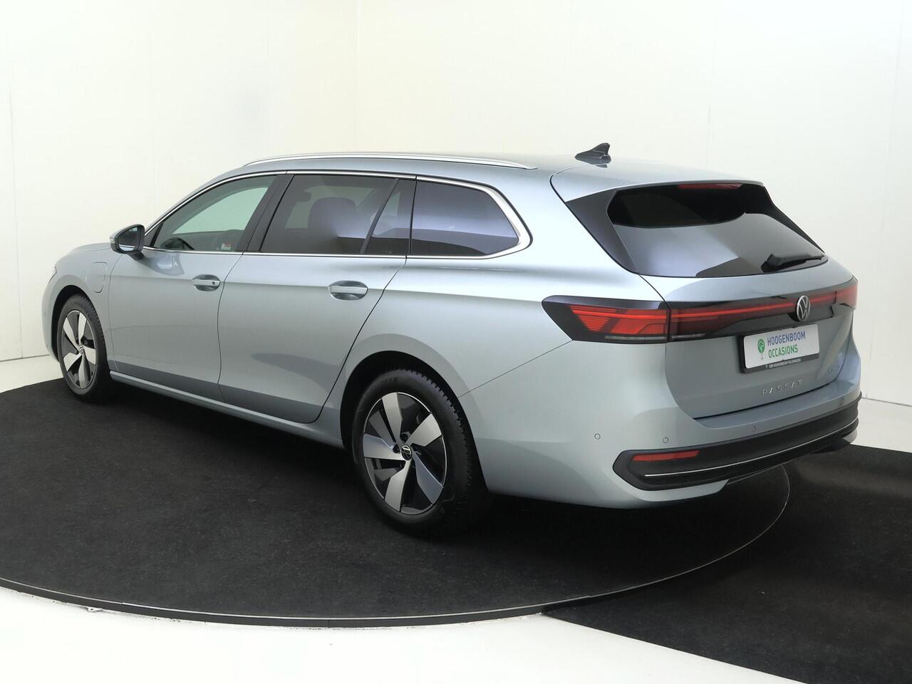 Volkswagen PASSAT Variant 1.5 eHybrid Business | SoH 100% | Trekhaak | Head-up display | Dodehoek detectie | Stoel- en stuurwielverwarming | Parkeerassistent | Navigatie | Adaptieve cruise control | Achteruitrijcamera |