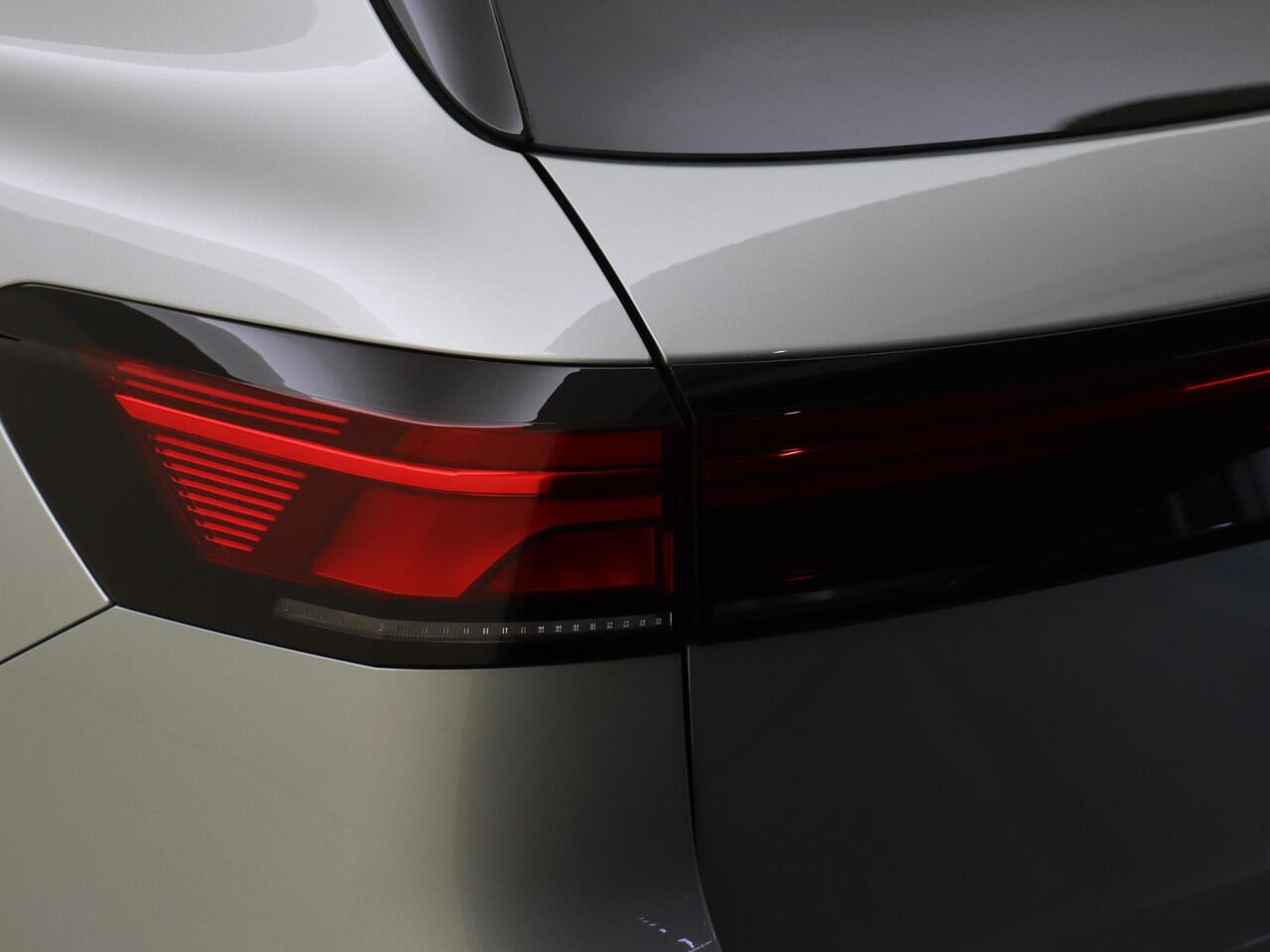 Volkswagen PASSAT Variant 1.5 eHybrid Business | SoH 100% | Trekhaak | Head-up display | Dodehoek detectie | Stoel- en stuurwielverwarming | Parkeerassistent | Navigatie | Adaptieve cruise control | Achteruitrijcamera |