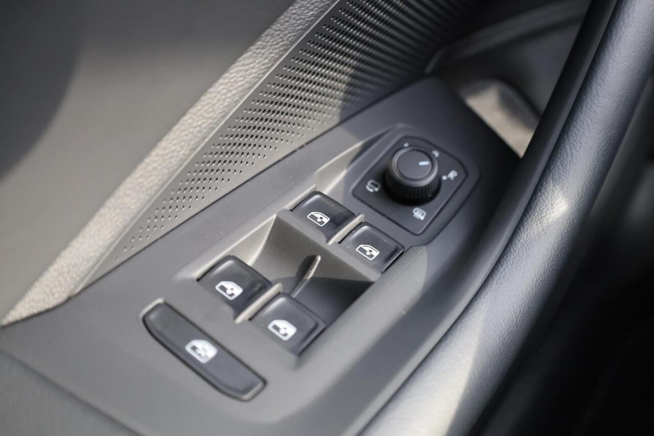 Volkswagen PASSAT Variant 1.5 eHybrid DSG Business Hybride trekhaak head up! winterpakket stoel en stuurwiel verwarming ergo stoelen met leder alcantara privacy glas navigatie geactiveerd camera dodehoeksensor 17" LMV met 4 seizoenenbanden