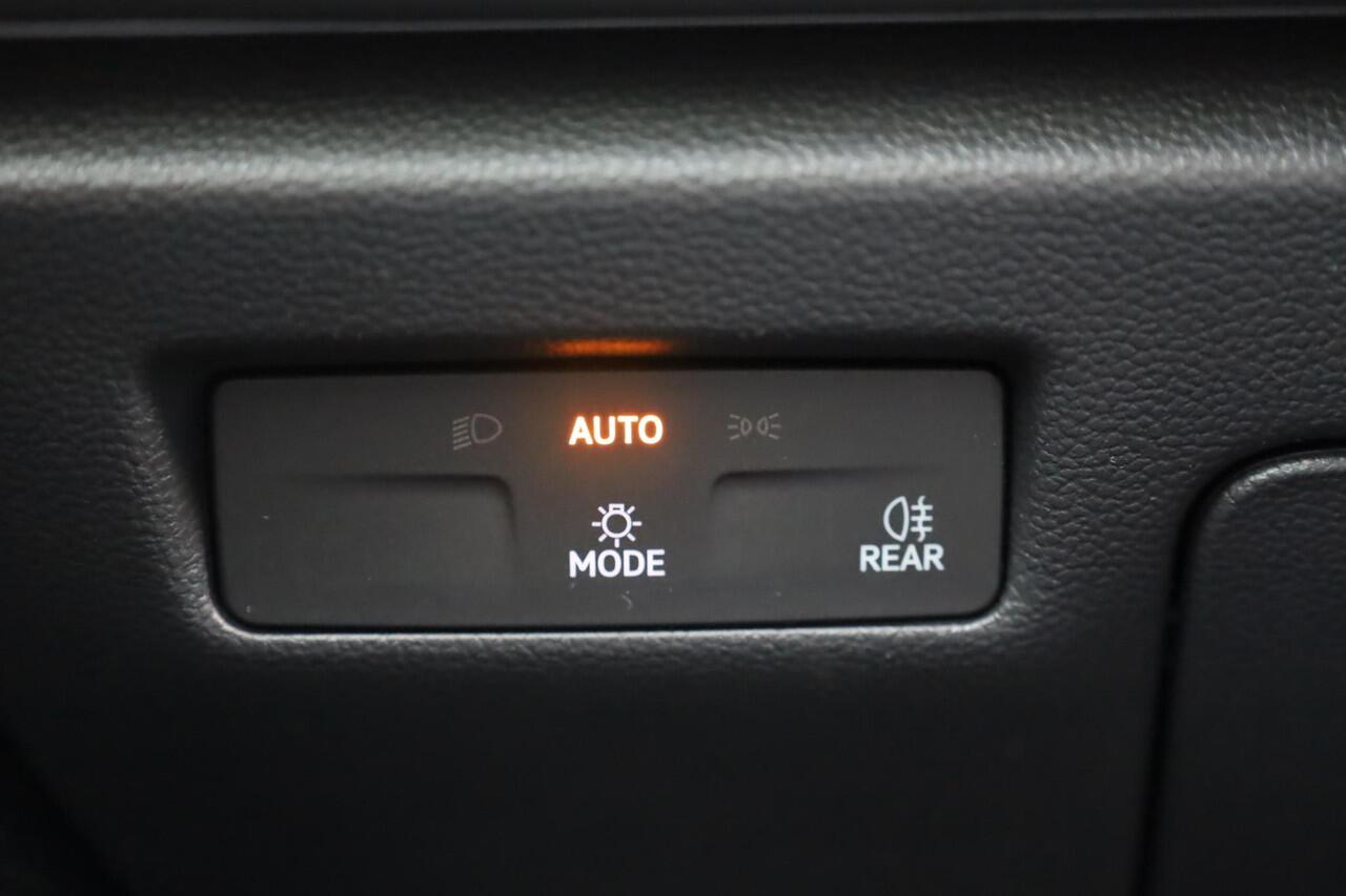 Volkswagen PASSAT Variant 1.5 eHybrid DSG Business Hybride trekhaak head up! winterpakket stoel en stuurwiel verwarming ergo stoelen met leder alcantara privacy glas navigatie geactiveerd camera dodehoeksensor 17" LMV met 4 seizoenenbanden