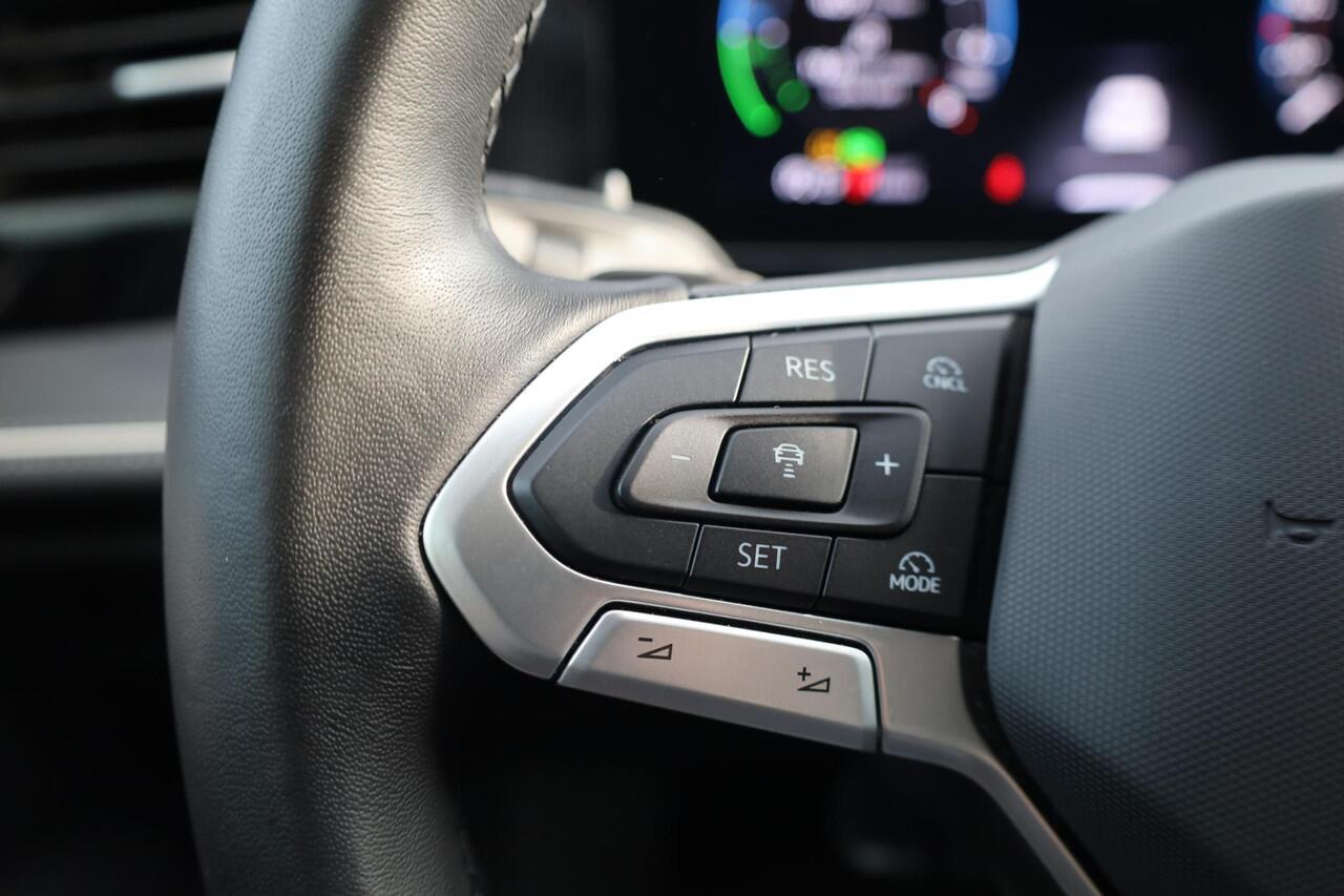 Volkswagen PASSAT Variant 1.5 eHybrid DSG Business Hybride trekhaak head up! winterpakket stoel en stuurwiel verwarming ergo stoelen met leder alcantara privacy glas navigatie geactiveerd camera dodehoeksensor 17" LMV met 4 seizoenenbanden