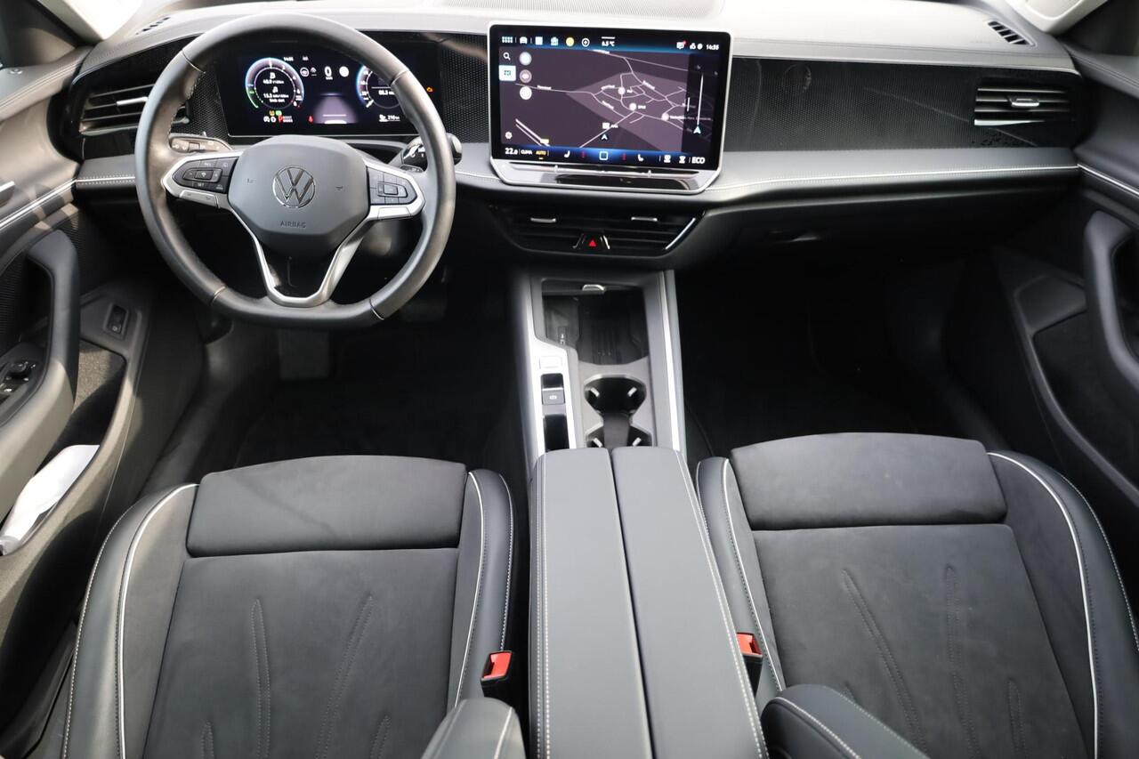 Volkswagen PASSAT Variant 1.5 eHybrid DSG Business Hybride trekhaak head up! winterpakket stoel en stuurwiel verwarming ergo stoelen met leder alcantara privacy glas navigatie geactiveerd camera dodehoeksensor 17" LMV met 4 seizoenenbanden