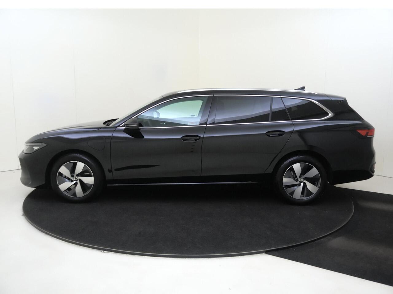 Volkswagen PASSAT Variant 1.5 eHybrid Business | Trekhaak | Achteruitrijcamera | Head-up display | 3-zone airco | Dodehoek detectie | Adaptieve cruise control | Stoel- en stuurwielverwarming |