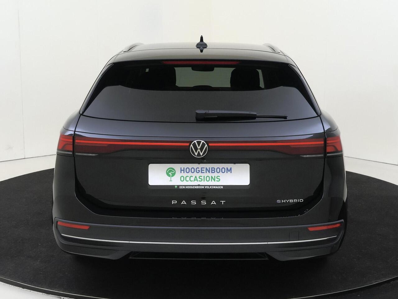 Volkswagen PASSAT Variant 1.5 eHybrid Business | Trekhaak | Achteruitrijcamera | Head-up display | 3-zone airco | Dodehoek detectie | Adaptieve cruise control | Stoel- en stuurwielverwarming |
