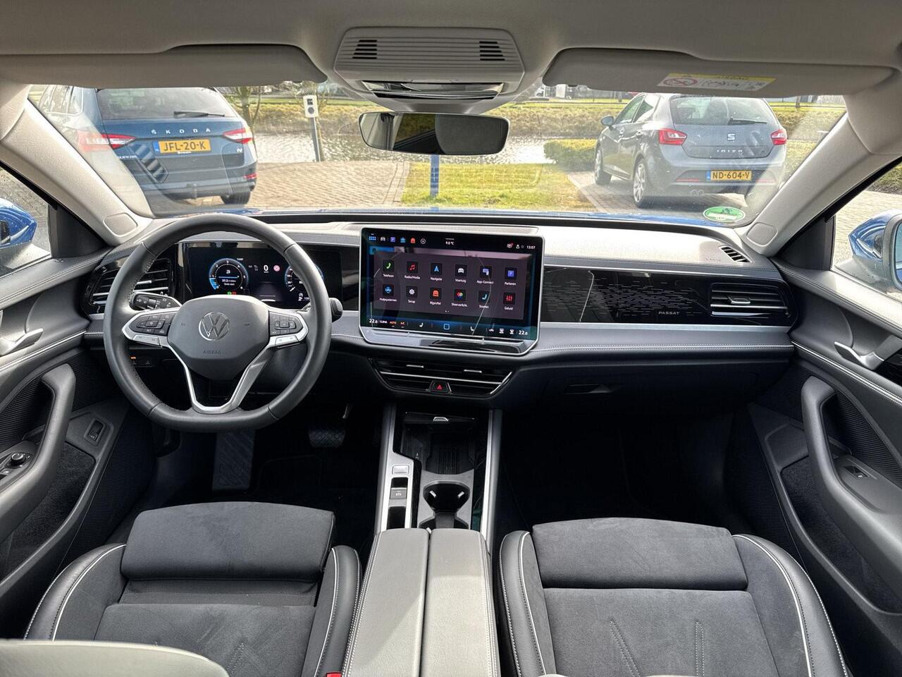 Volkswagen PASSAT Variant 2.0 TDI 110kW DSG7 Elegance | 150 pk | Trekhaak | DIESEL | Automaat |Massage Stoelen | LED | A-Camera |