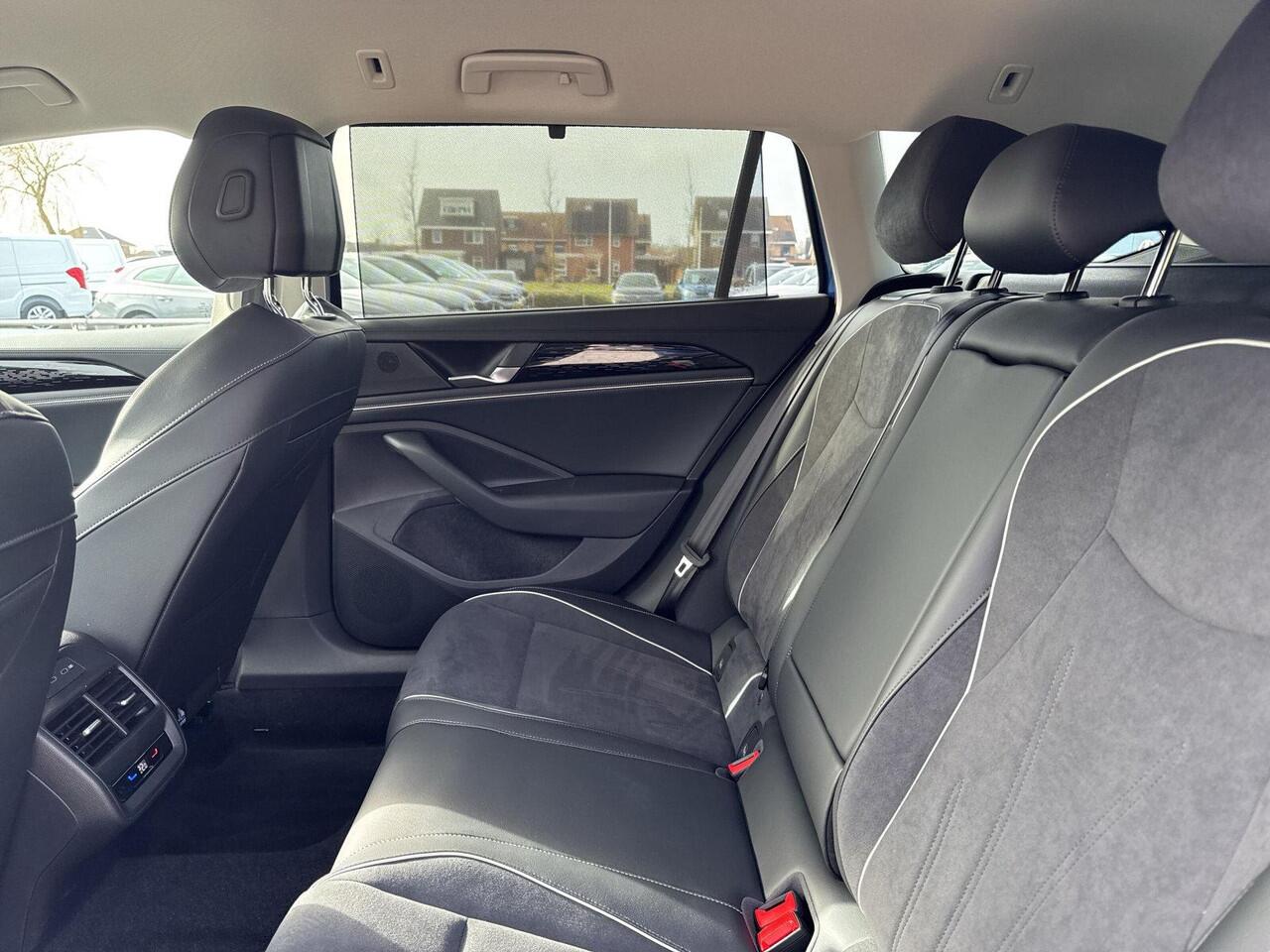 Volkswagen PASSAT Variant 2.0 TDI 110kW DSG7 Elegance | 150 pk | Trekhaak | DIESEL | Automaat |Massage Stoelen | LED | A-Camera |