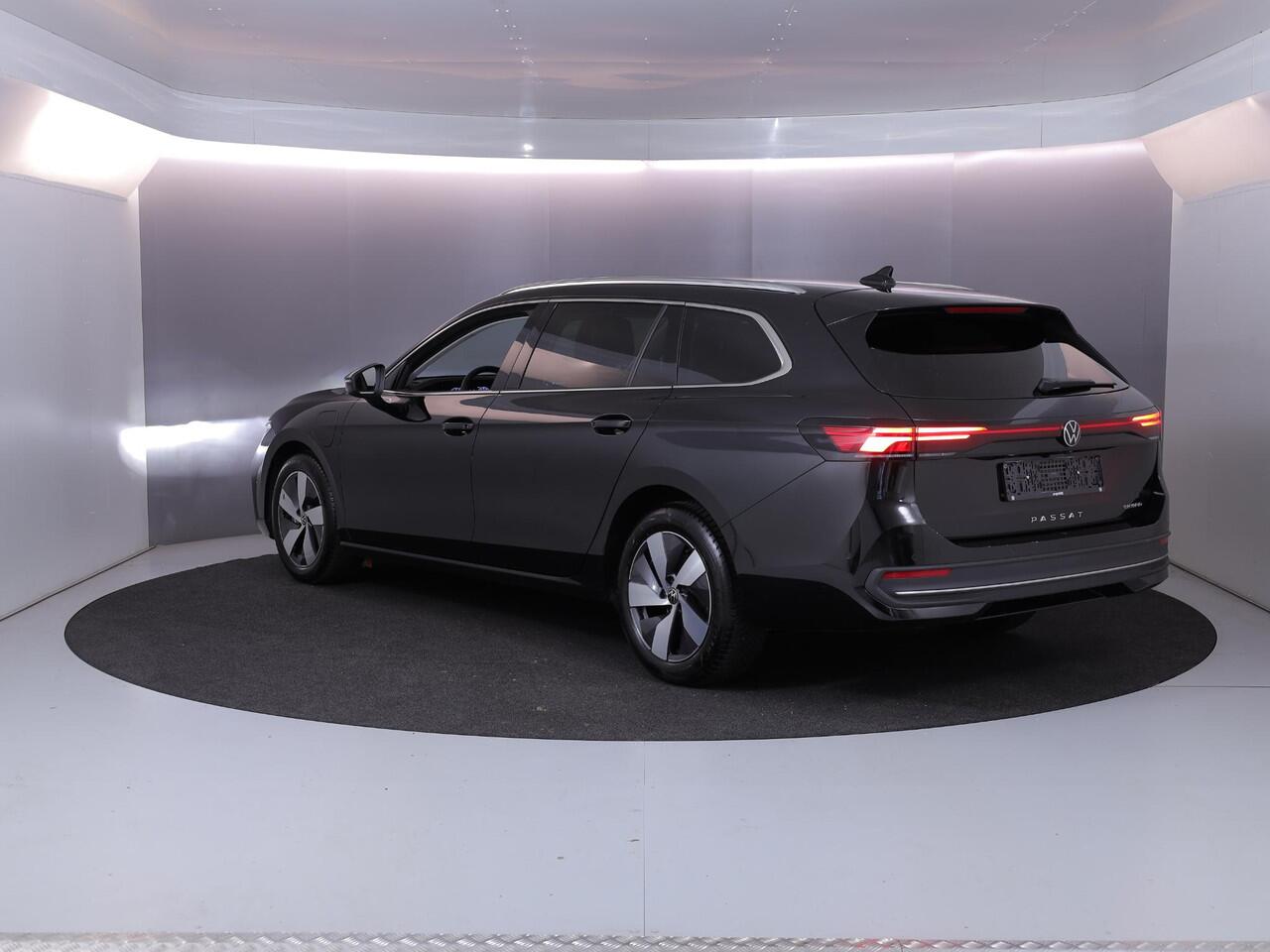 Volkswagen PASSAT Variant 1.5 eHybrid Business 204 PK PHEV | Navigatie | Trekhaak inklapbaar | Parkeer camera | Stoel- en stuurverwarming |