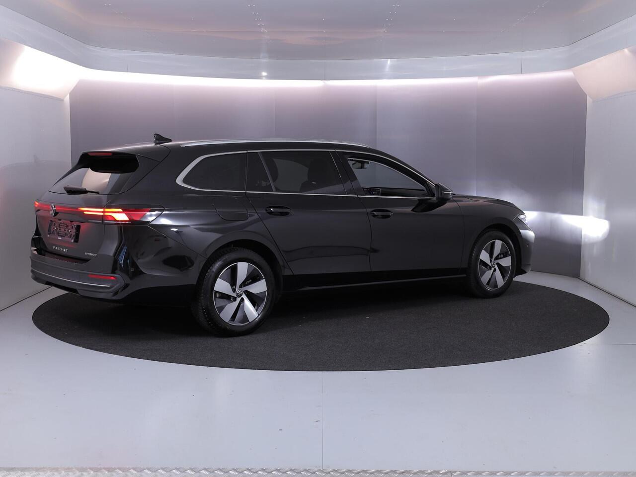 Volkswagen PASSAT Variant 1.5 eHybrid Business 204 PK PHEV | Navigatie | Trekhaak inklapbaar | Parkeer camera | Stoel- en stuurverwarming |