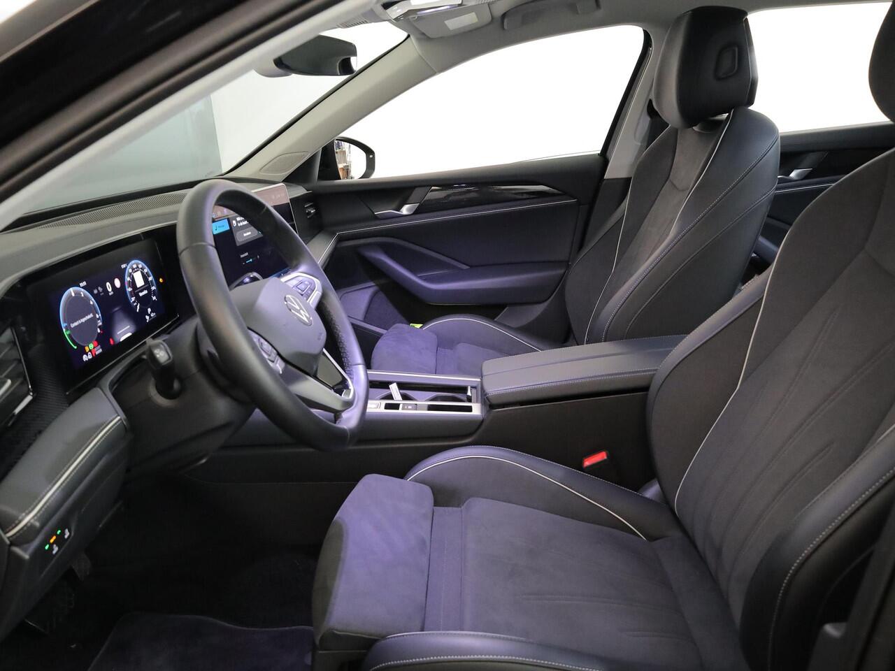 Volkswagen PASSAT Variant 1.5 eHybrid Business 204 PK PHEV | Navigatie | Trekhaak inklapbaar | Parkeer camera | Stoel- en stuurverwarming |