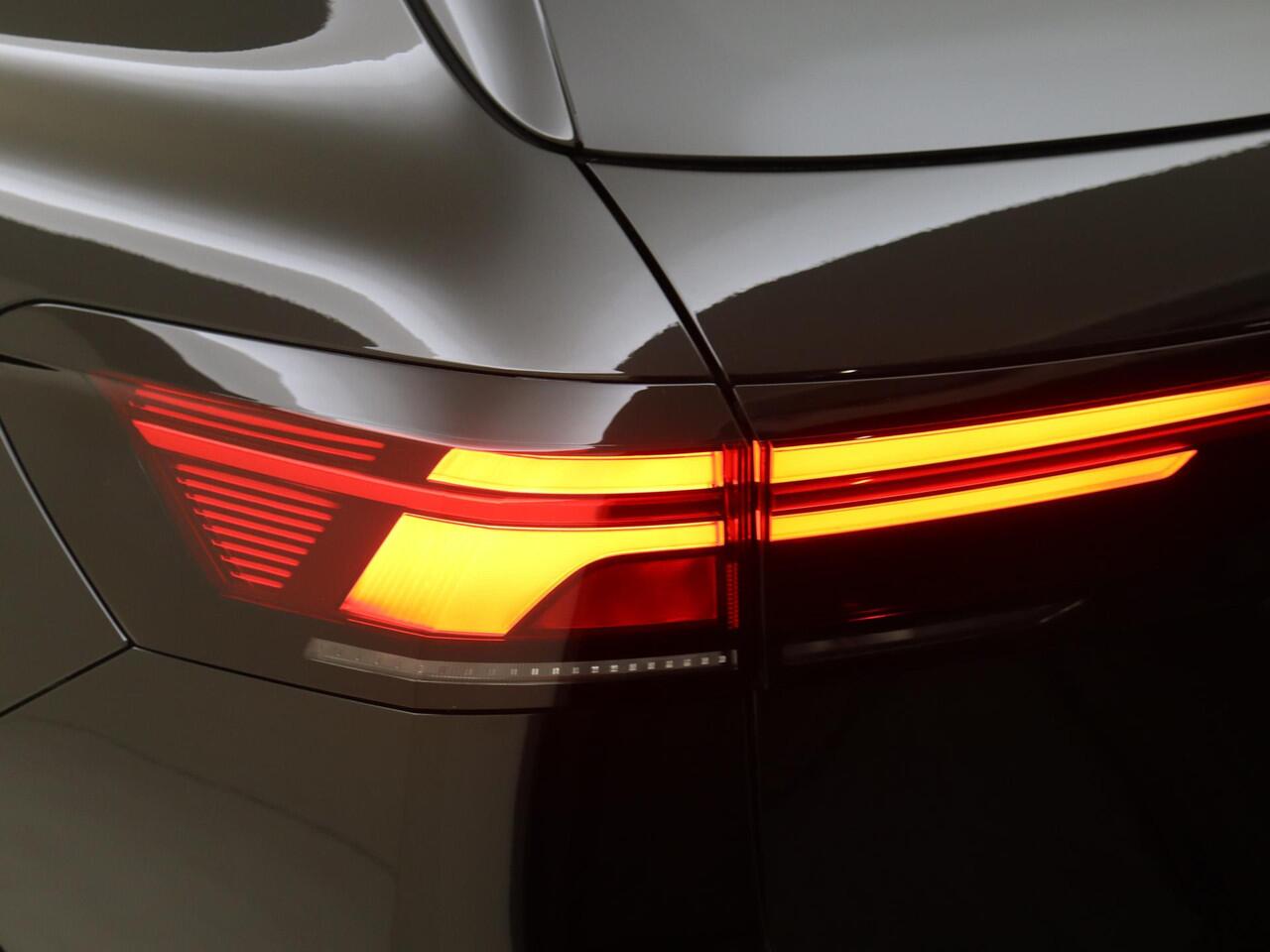 Volkswagen PASSAT Variant 1.5 eHybrid Business | Trekhaak | Head-up display | Parkeerassistent | Stoel- en stuurwielverwarming | Achteruitrijcamera | Navigatie | Adaptieve cruise control | Dodehoek detectie |