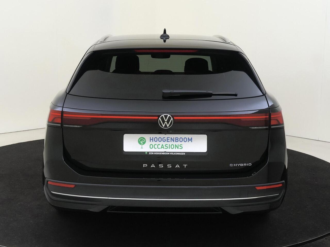 Volkswagen PASSAT Variant 1.5 eHybrid Business | Trekhaak | Head-up display | Parkeerassistent | Stoel- en stuurwielverwarming | Achteruitrijcamera | Navigatie | Adaptieve cruise control | Dodehoek detectie |
