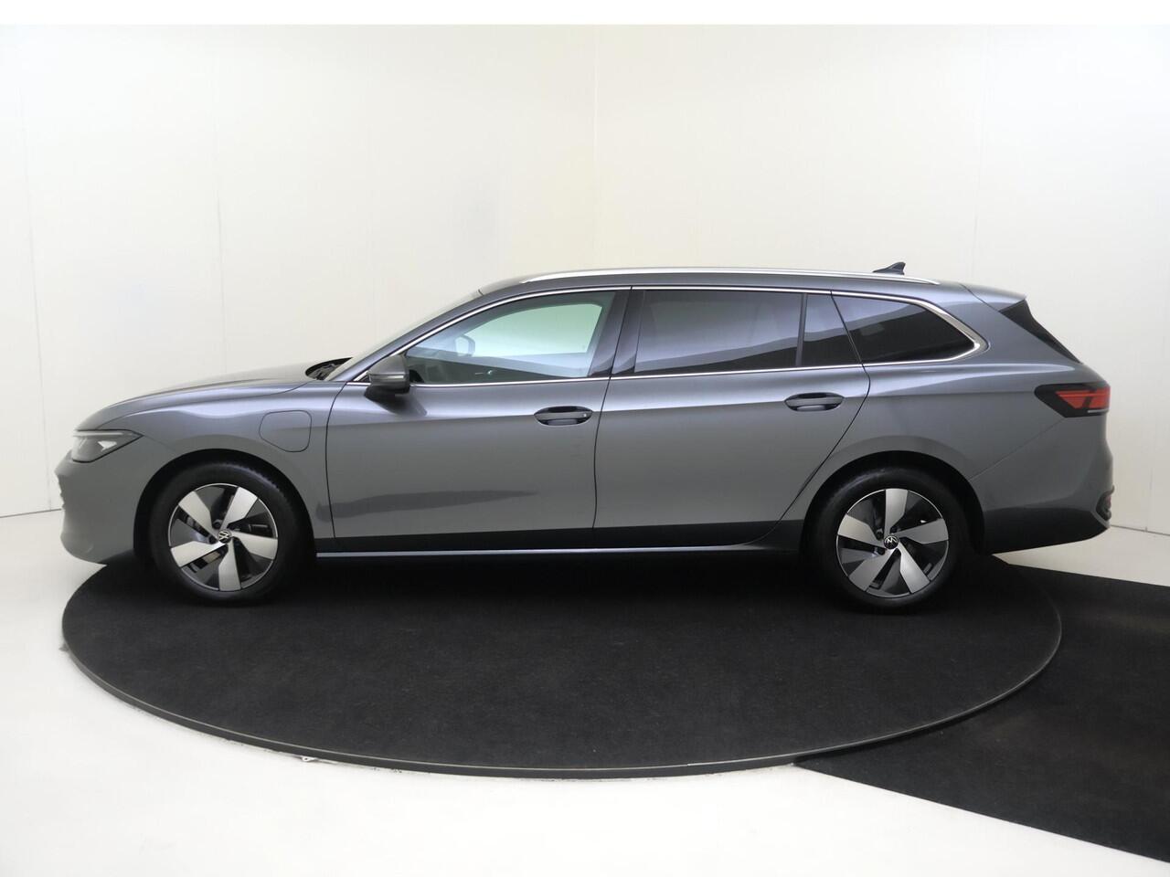 Volkswagen PASSAT Variant 1.5 eHybrid Business | Trekhaak | Head-up display | Achteruitrijcamera | 3-zone airco | Dodehoek detectie | Adaptieve cruise control | CarPlay |