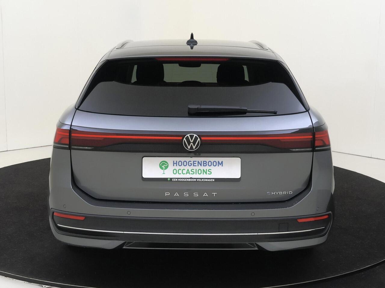 Volkswagen PASSAT Variant 1.5 eHybrid Business | Trekhaak | Head-up display | Achteruitrijcamera | 3-zone airco | Dodehoek detectie | Adaptieve cruise control | CarPlay |