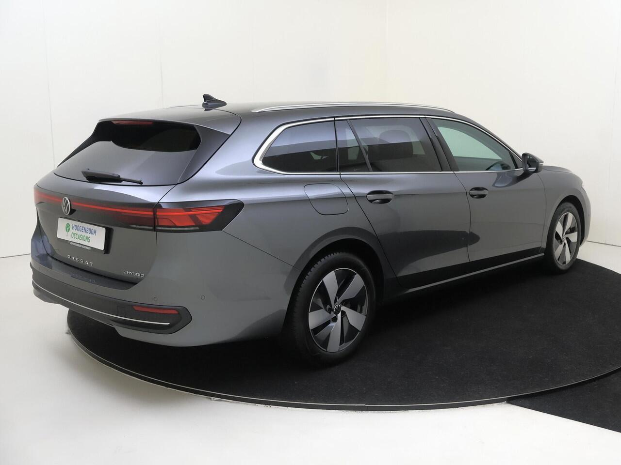 Volkswagen PASSAT Variant 1.5 eHybrid Business | Trekhaak | Head-up display | Achteruitrijcamera | 3-zone airco | Dodehoek detectie | Adaptieve cruise control | CarPlay |