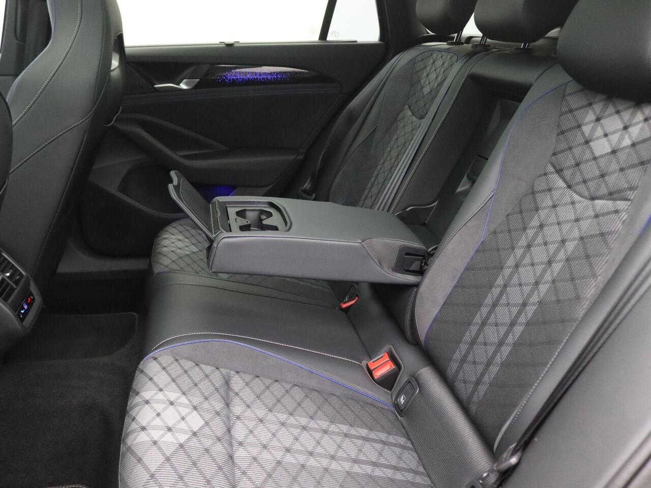 Volkswagen PASSAT Variant 1.5 eHybrid R-Line Edition 272PK DSG SOH 100%, Pano-Schuifdak, Trekhaak, Black Style, Keyless, Side Assist, Elektr. Achterklep, Voorruitverwarming, Stoel-Stuurverwarming, 18" LM Velgen, Navi