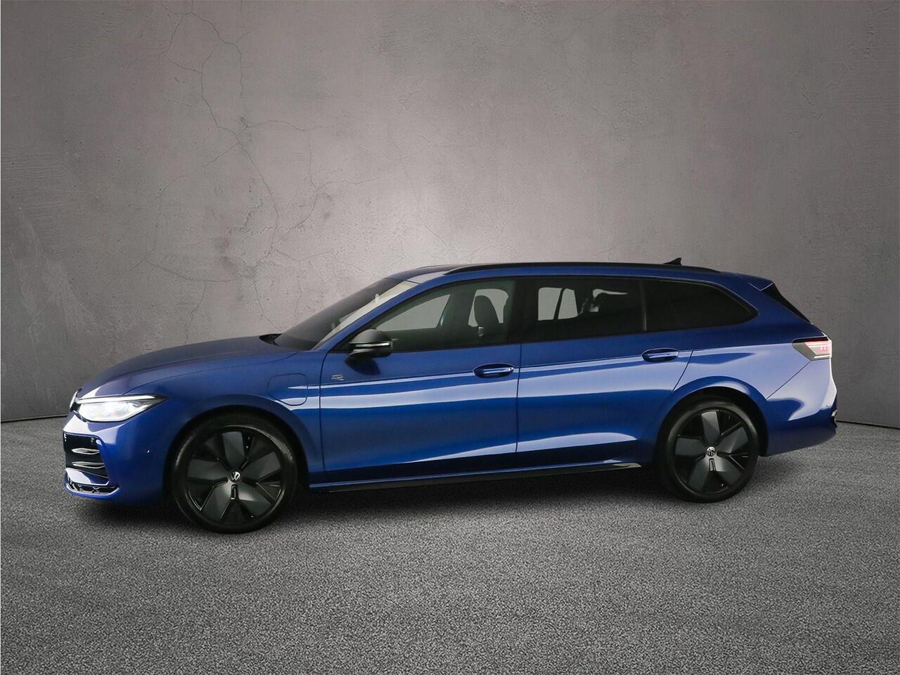 Volkswagen PASSAT Variant R-Line Edition 1.5 TSI eHybrid 272pk DSG Automaat Trekhaak, Panoramadak, Black style, 360 camera, Elektrische achterklep, Adaptive cruise control