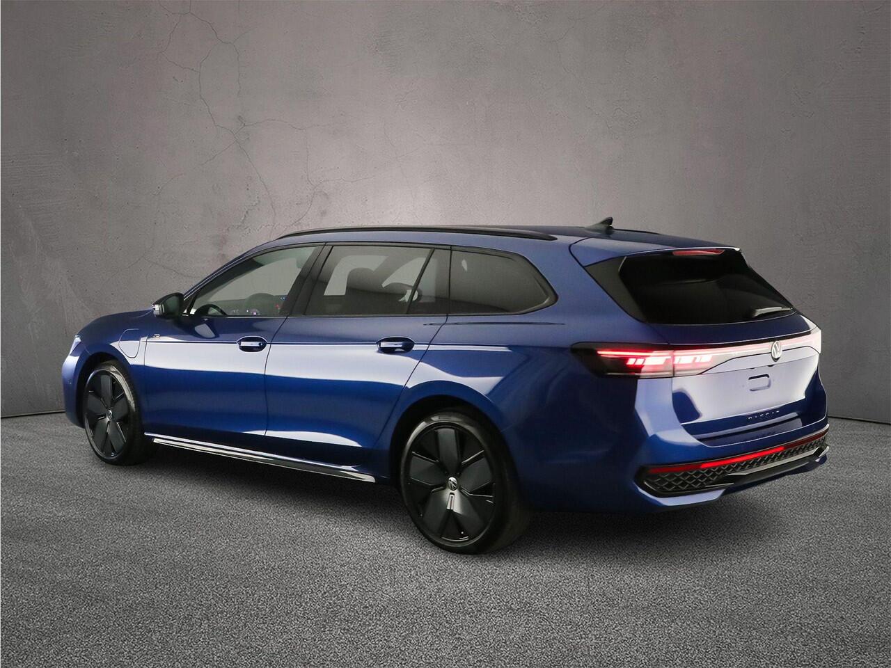 Volkswagen PASSAT Variant R-Line Edition 1.5 TSI eHybrid 272pk DSG Automaat Trekhaak, Panoramadak, Black style, 360 camera, Elektrische achterklep, Adaptive cruise control