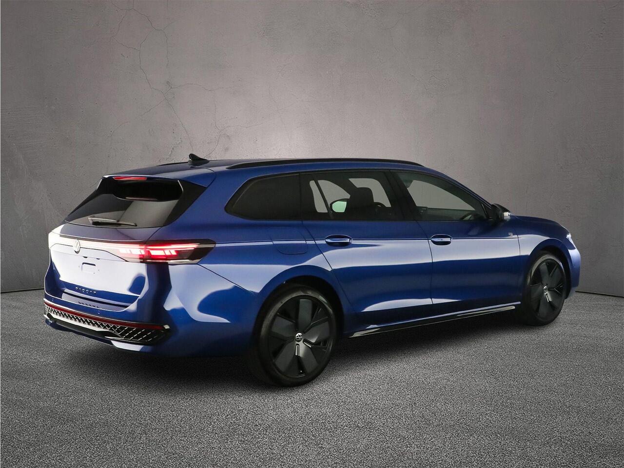 Volkswagen PASSAT Variant R-Line Edition 1.5 TSI eHybrid 272pk DSG Automaat Trekhaak, Panoramadak, Black style, 360 camera, Elektrische achterklep, Adaptive cruise control