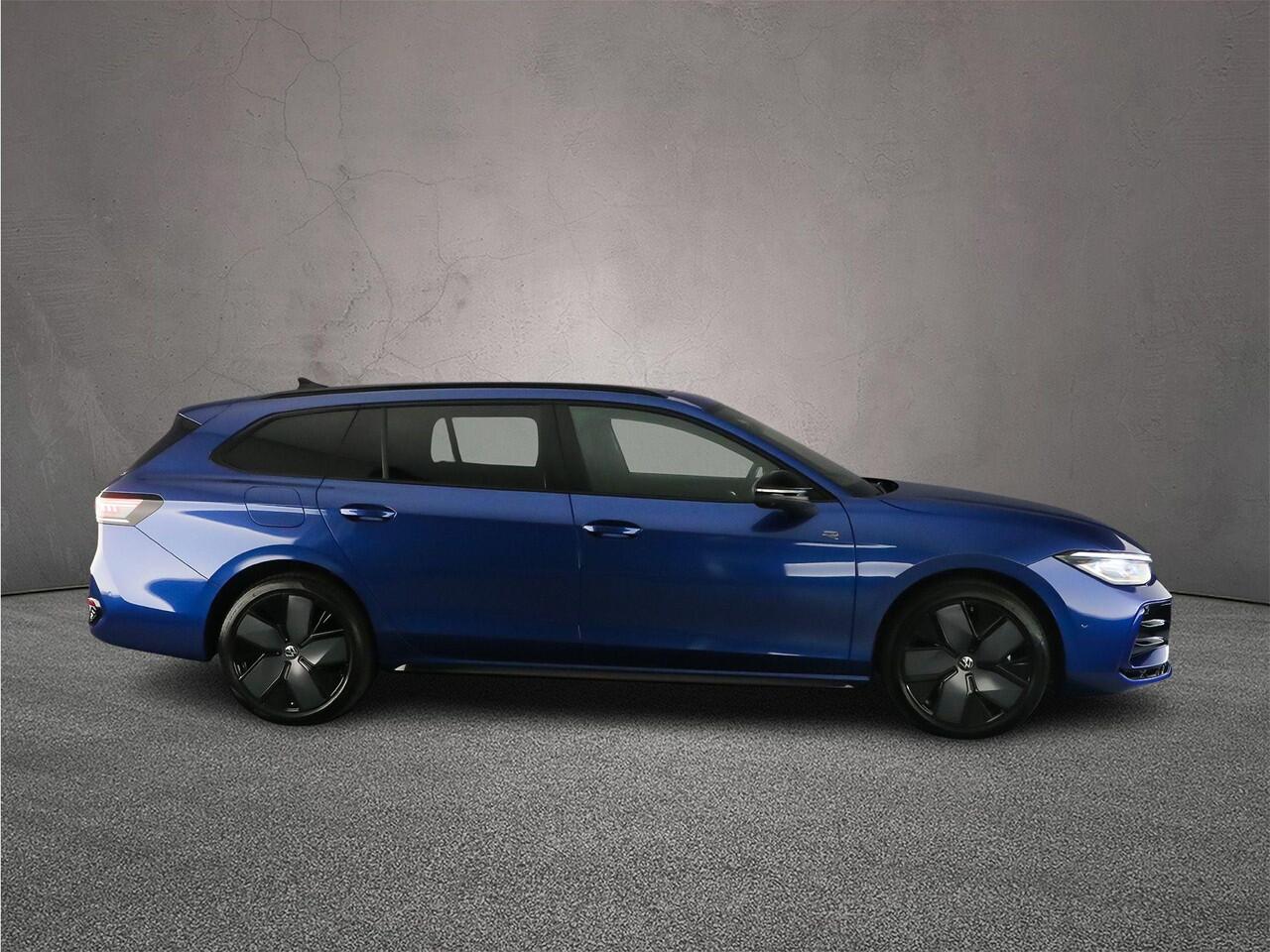 Volkswagen PASSAT Variant R-Line Edition 1.5 TSI eHybrid 272pk DSG Automaat Trekhaak, Panoramadak, Black style, 360 camera, Elektrische achterklep, Adaptive cruise control