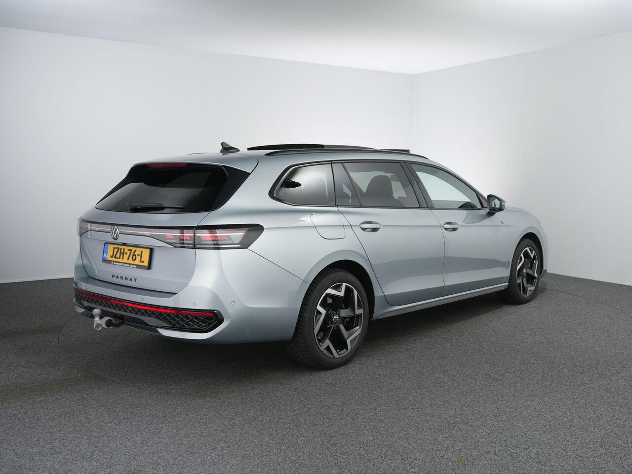 Volkswagen PASSAT Variant 1.5 eHybrid R-Line Edition | 272 pk | Leer | Harman/Kardon | Pano | Trekhaak | IQ Light |