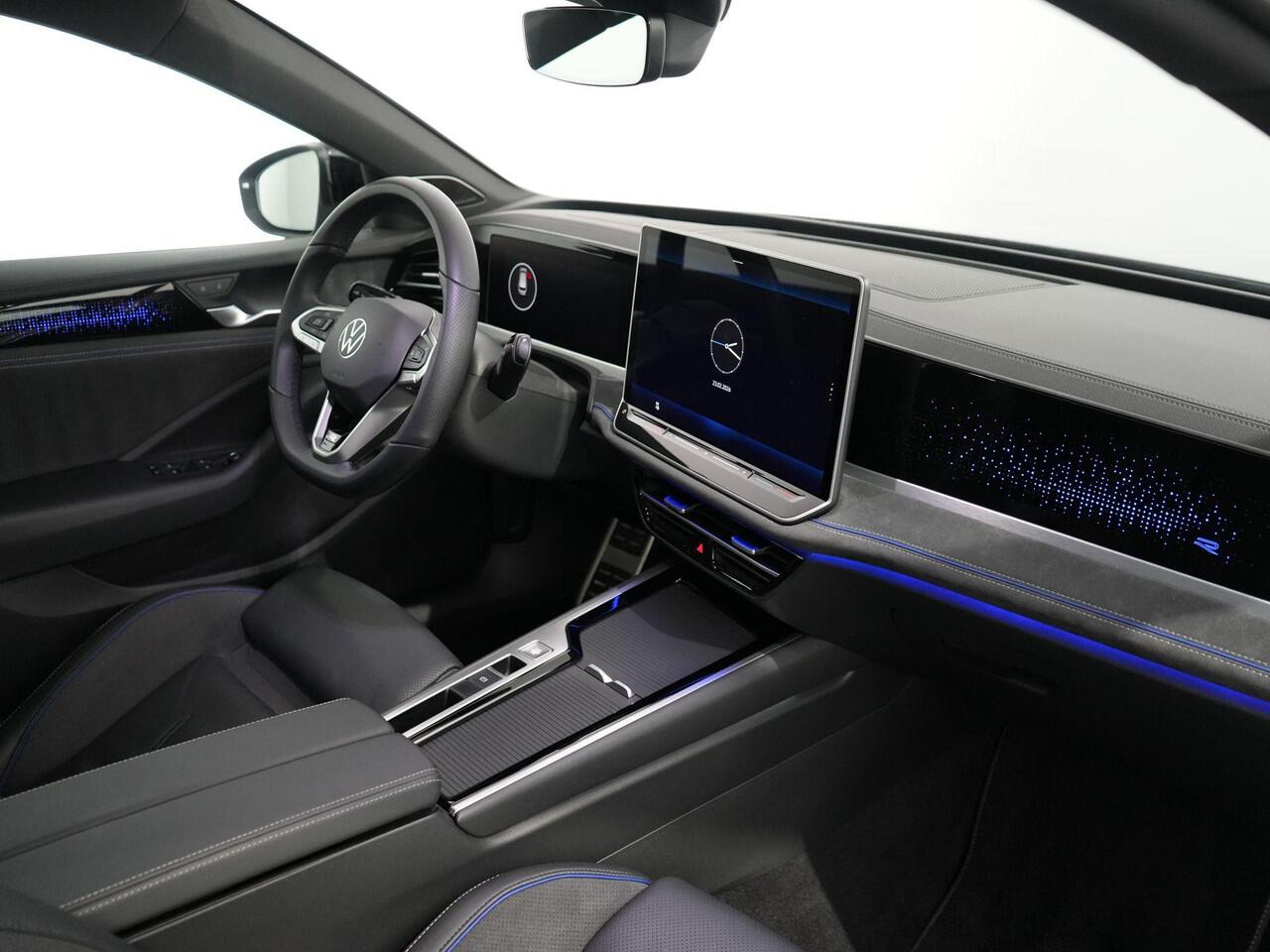 Volkswagen PASSAT Variant 1.5 eHybrid R-Line Edition | 272 pk | Leer | Harman/Kardon | Pano | Trekhaak | IQ Light |