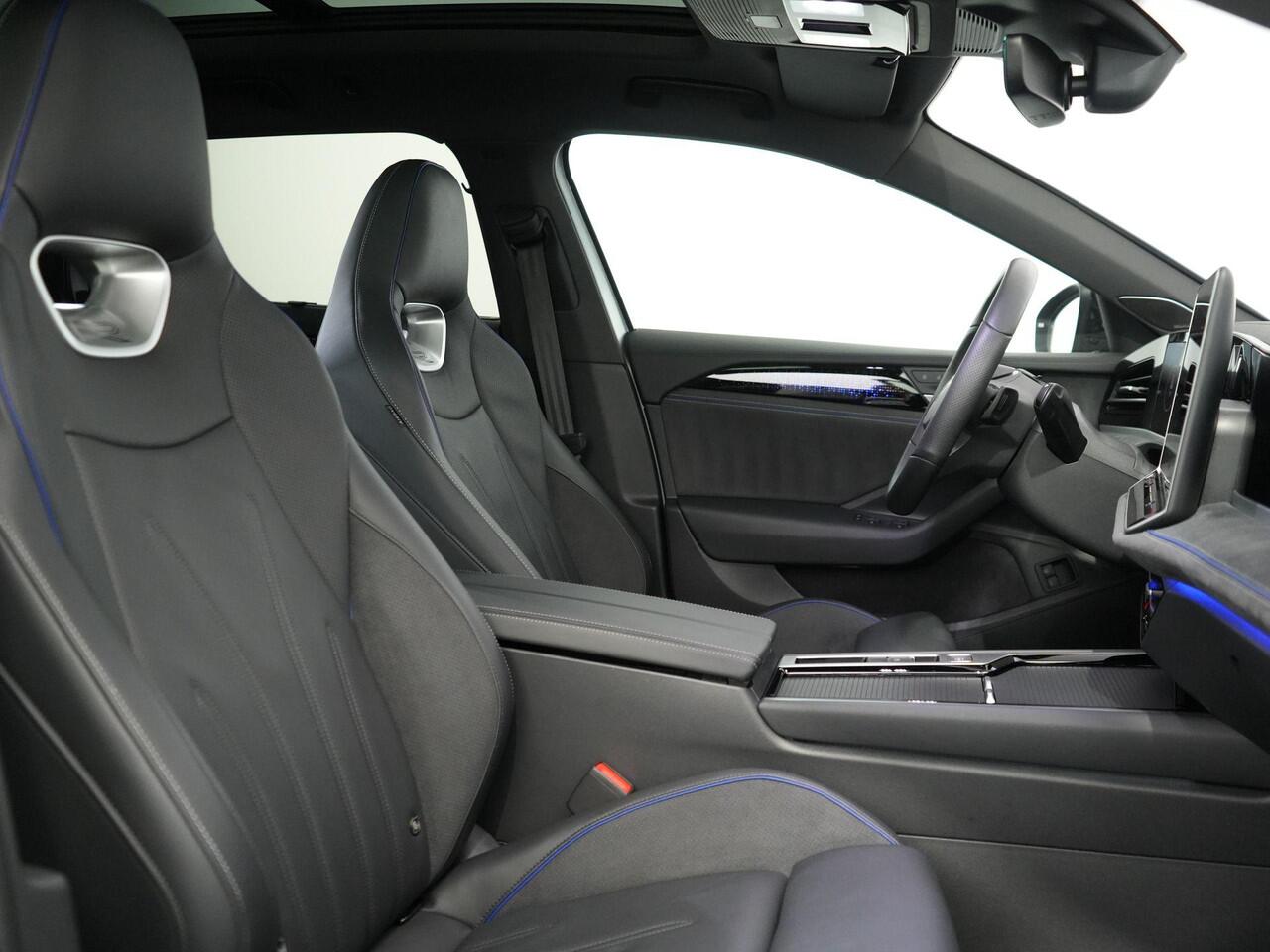 Volkswagen PASSAT Variant 1.5 eHybrid R-Line Edition | 272 pk | Leer | Harman/Kardon | Pano | Trekhaak | IQ Light |