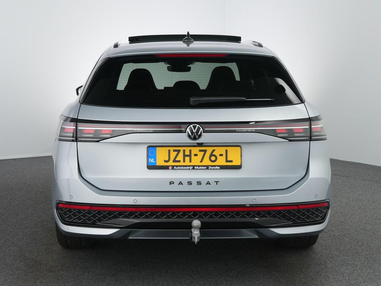 Volkswagen PASSAT Variant 1.5 eHybrid R-Line Edition | 272 pk | Leer | Harman/Kardon | Pano | Trekhaak | IQ Light |