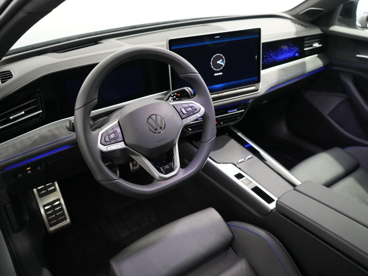 Volkswagen PASSAT Variant 1.5 eHybrid R-Line Edition | 272 pk | Leer | Harman/Kardon | Pano | Trekhaak | IQ Light |