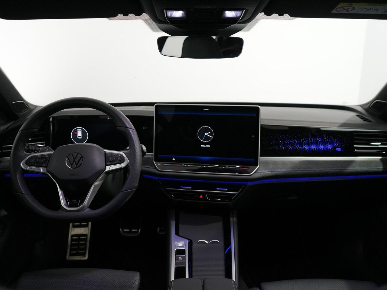 Volkswagen PASSAT Variant 1.5 eHybrid R-Line Edition | 272 pk | Leer | Harman/Kardon | Pano | Trekhaak | IQ Light |