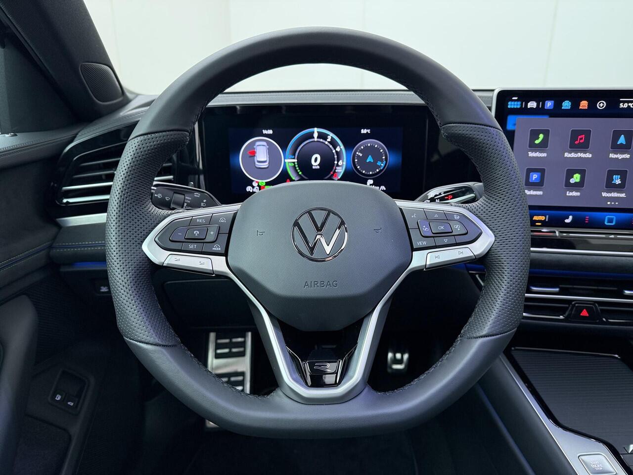 Volkswagen PASSAT Variant R-Line Edition 1.5 eHybrid 150 kW / 204 PK DSG | Trekhaak wegklapbare kogel | Stoelverwarming voor & achter | Voorruitverwarming |