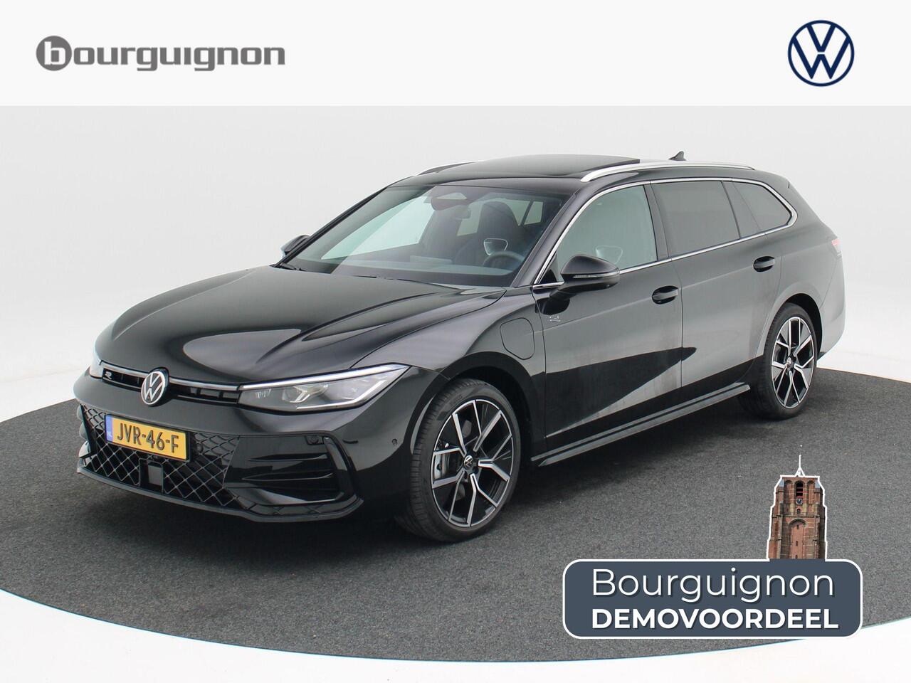 Volkswagen PASSAT R-Line Edition 1.5 eHybrid 204 PK | Panoramadak | Trekhaak | 360 Camera | Sportstoelen | Stoel- & Stuurverwarming |