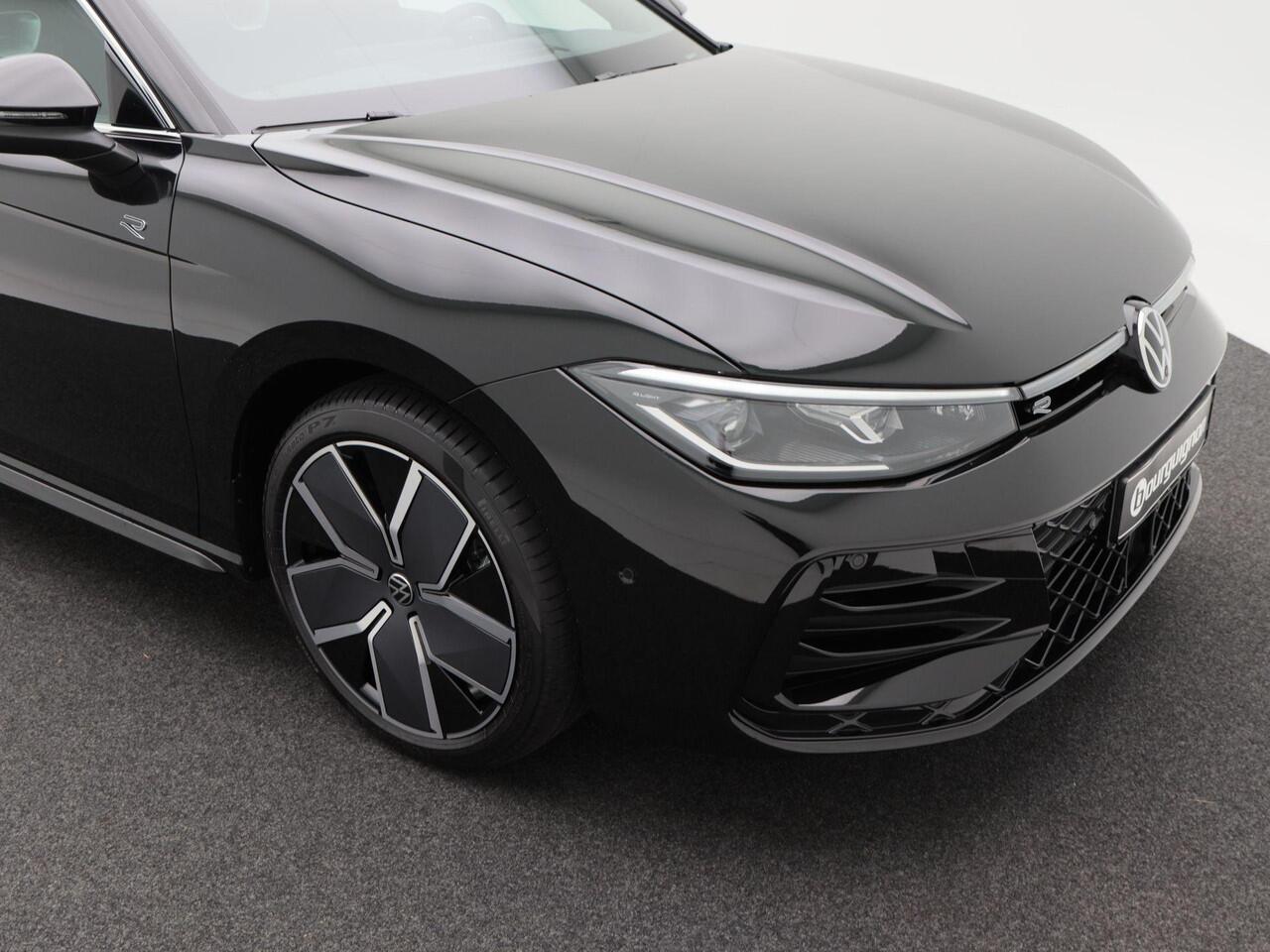 Volkswagen PASSAT R-Line Edition 1.5 eHybrid 204 PK | Panoramadak | Trekhaak | 360 Camera | Sportstoelen | Stoel- & Stuurverwarming |