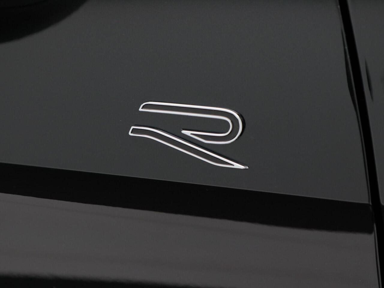 Volkswagen PASSAT R-Line Edition 1.5 eHybrid 204 PK | Panoramadak | Trekhaak | 360 Camera | Sportstoelen | Stoel- & Stuurverwarming |