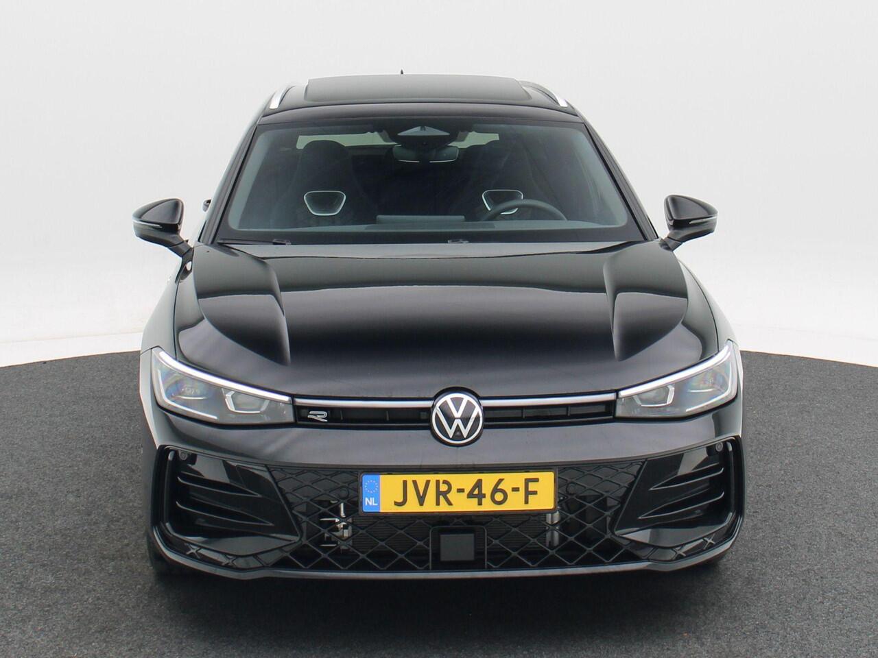 Volkswagen PASSAT R-Line Edition 1.5 eHybrid 204 PK | Panoramadak | Trekhaak | 360 Camera | Sportstoelen | Stoel- & Stuurverwarming |
