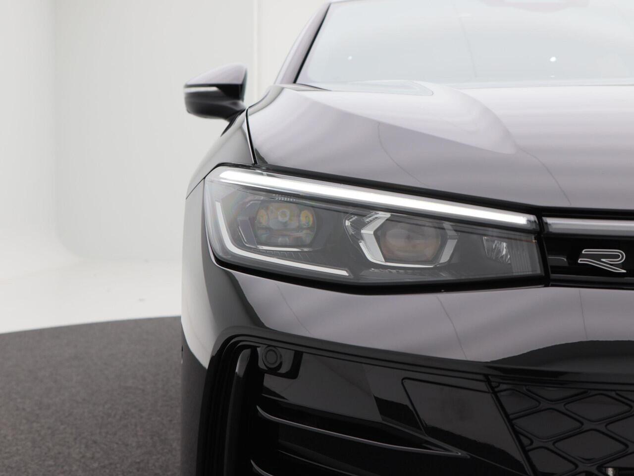 Volkswagen PASSAT R-Line Edition 1.5 eHybrid 204 PK | Panoramadak | Trekhaak | 360 Camera | Sportstoelen | Stoel- & Stuurverwarming |