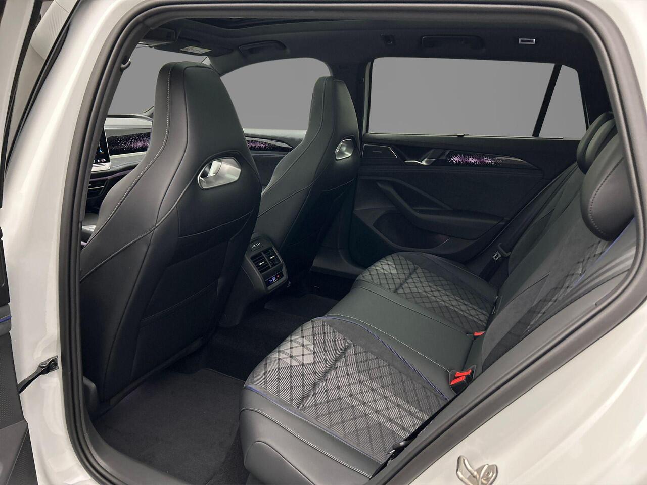 Volkswagen PASSAT Variant R-Line Edition 1.5 TSI eHybrid 272pk DSG Automaat Trekhaak, Harman Kardon audio, Panoramadak, Adaptive cruise control, Black style