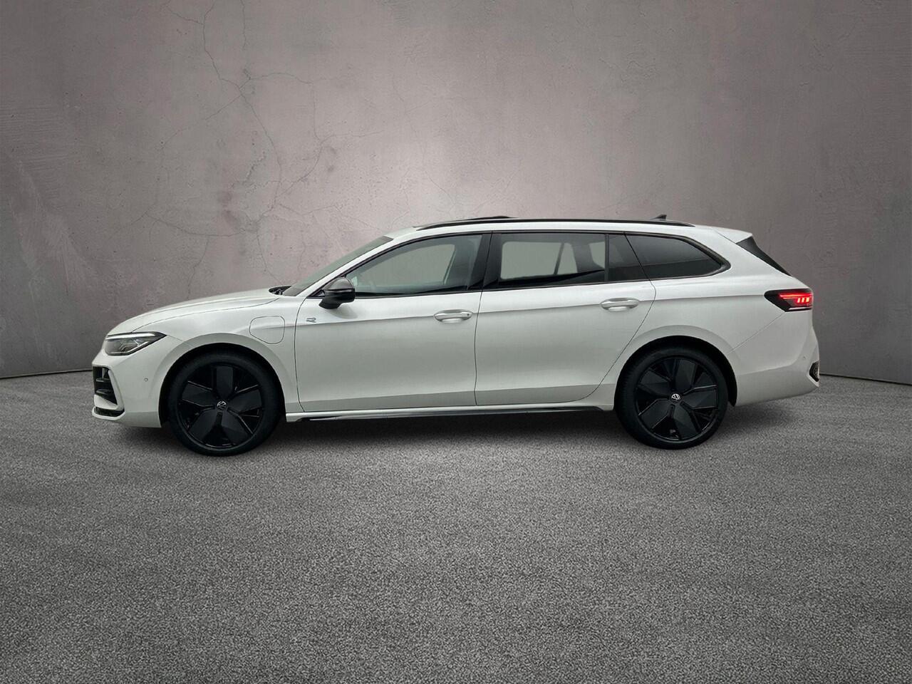 Volkswagen PASSAT Variant R-Line Edition 1.5 TSI eHybrid 272pk DSG Automaat Trekhaak, Harman Kardon audio, Panoramadak, Adaptive cruise control, Black style