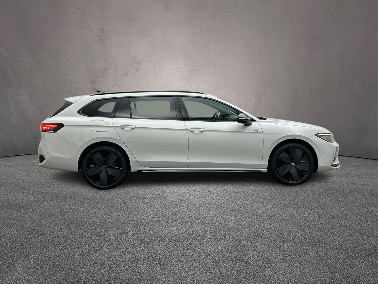 Volkswagen PASSAT Variant R-Line Edition 1.5 TSI eHybrid 272pk DSG Automaat Trekhaak, Harman Kardon audio, Panoramadak, Adaptive cruise control, Black style