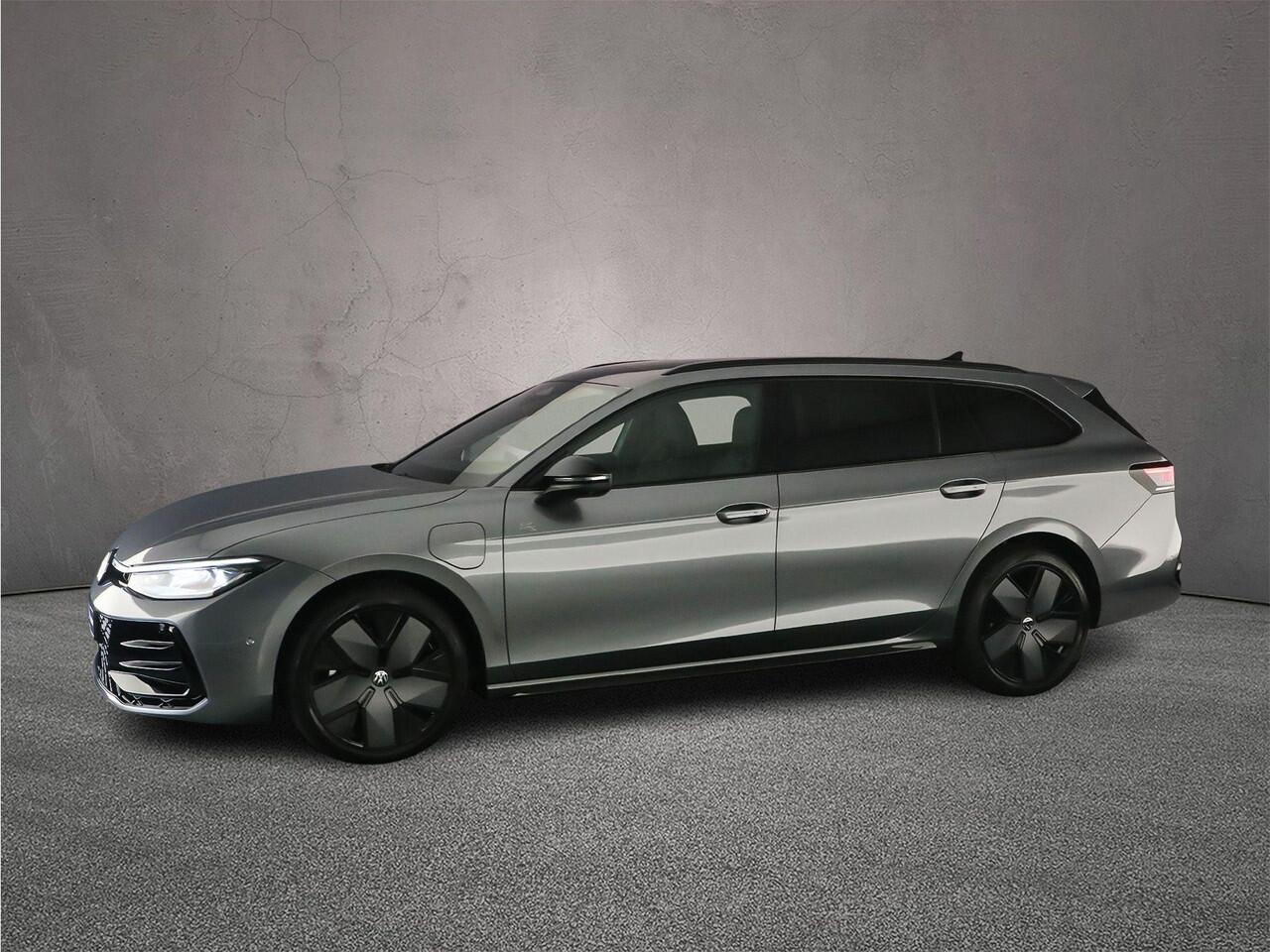 Volkswagen PASSAT Variant R-Line Edition 1.5 TSI eHybrid 272pk DSG Automaat Trekhaak, Panoramadak, Harman Kardon audio, Black style, Adaptive crusie control, Elektrische achterklep