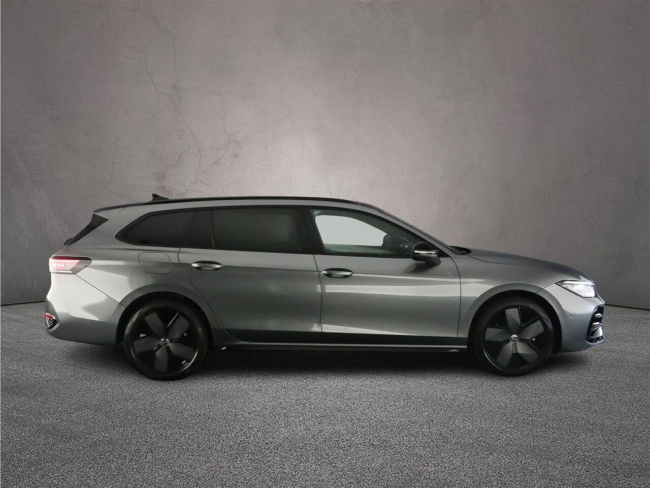 Volkswagen PASSAT Variant R-Line Edition 1.5 TSI eHybrid 272pk DSG Automaat Trekhaak, Panoramadak, Harman Kardon audio, Black style, Adaptive crusie control, Elektrische achterklep