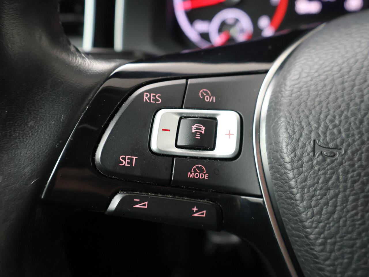 Volkswagen POLO 1.0 TSI Highline | 95 PK | Navigatiesysteem | Parkeersensoren | Adaptive cruise control |