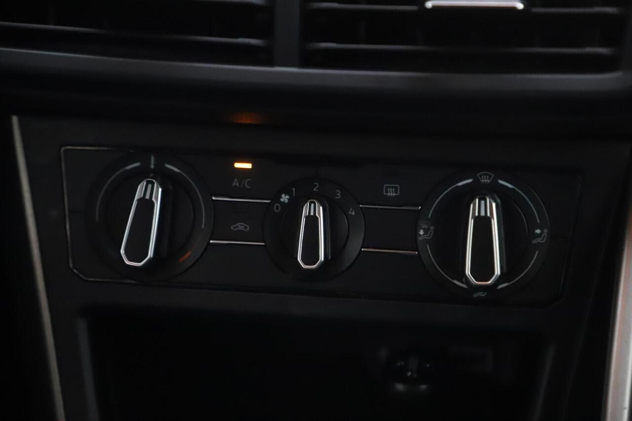 Volkswagen POLO 1.0 TSI Comfortline 95PK NAP 15 inch LMV Navigatie Carplay Android Adaptive Cruise Airco DAB Elektrische Ramen LED