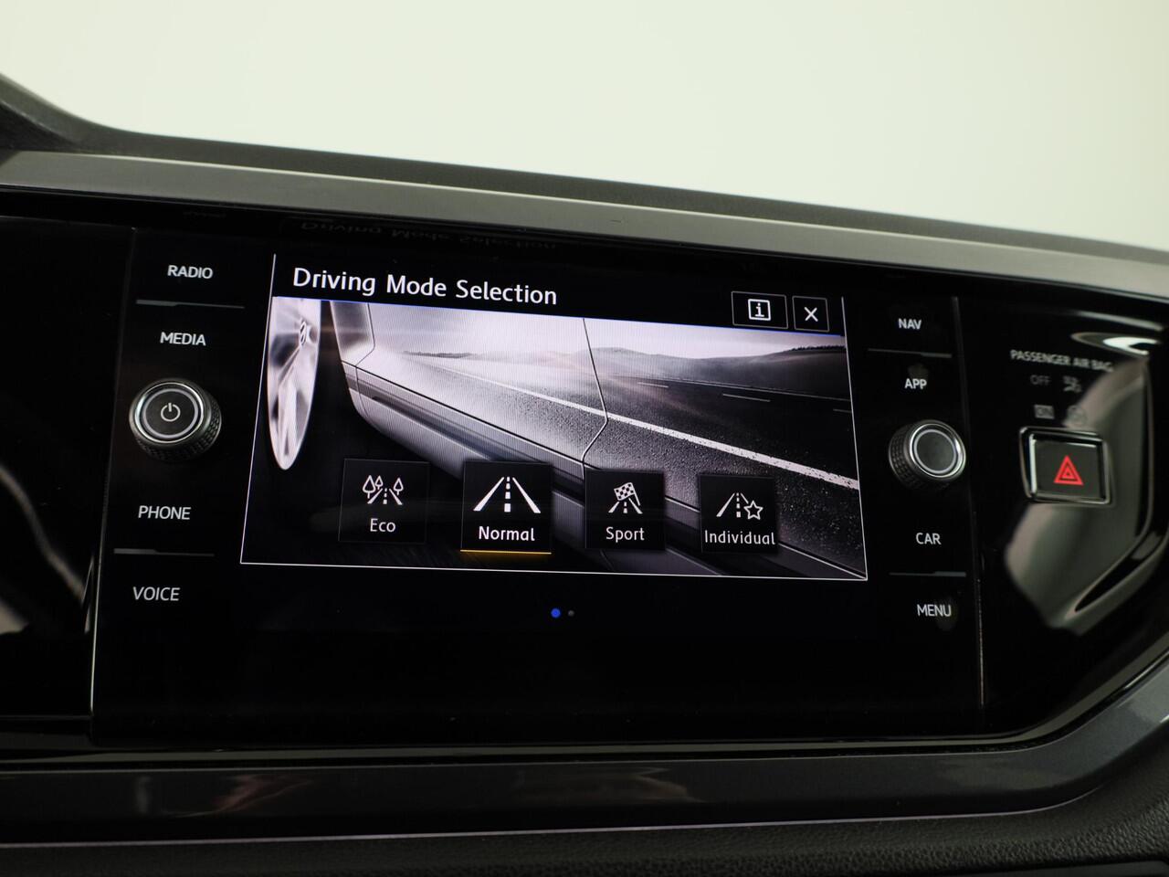 Volkswagen POLO 1.0 TSI Highline 95PK | Panoramadak | Parkeersensoren | R-Line | Digitaal dashboard | Led | Camera