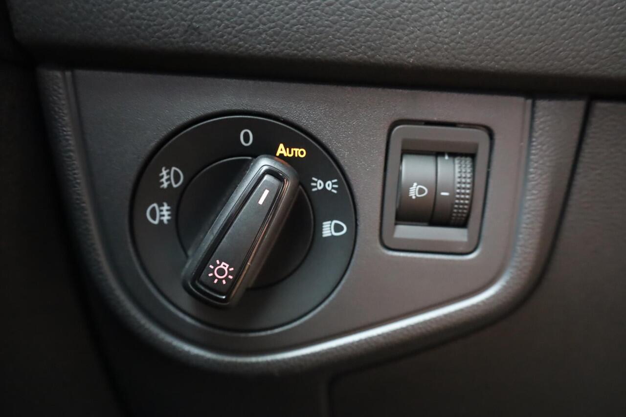 Volkswagen POLO 1.0 TSI Comfortline 70KW/95PK DSG, NL auto 1e eigenaar dealeronderhouden, 16" LMV Sebring r line velgen, privacy glas, pdc voor en achter, navigatie, acc, lederen stuurwiel, carplay